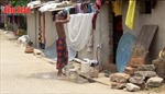 Cư dân khu ổ chuột Ấn Độ căng mình chống chọi nắng nóng cực độ