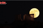 Siêu Trăng Dâu tây khiến đền Poseidon ngàn năm tuổi ở Hy Lạp thêm huyền ảo 