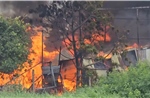 TP Hồ Chí Minh: &#39;Biển&#39; lửa bao trùm bãi gỗ pallet rộng hàng nghìn mét vuông