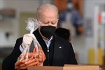 Tổng thống Biden và phu nhân đóng gói thực phẩm cứu trợ người đói