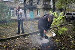 Người Ukraine nén chịu nhọc nhằn chờ hàng viện trợ mùa đông