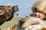 Nữ thợ săn đại bàng trên thảo nguyên Mông Cổ: Truyền thống hay chiêu trò du lịch?