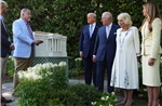 Vua Charles và Hoàng hậu Camilla thăm tổ ong mới tại Nhà Trắng