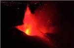 Núi lửa Etna phun trào thổi tro bụi kín trời, Sicily tê liệt hàng không