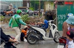 Rào chắn tuyến đường nối Đỗ Đức Dục - Mễ Trì, người dân chật vật tìm lối đi