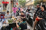 Người dân Hà Nội đi chợ sớm mua rượu nếp, hoa quả… thắp hương Tết Đoan Ngọ