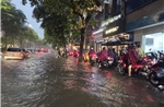 Hà Nội mưa lớn, nhiều tuyến phố ngập cục bộ 