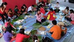 Sôi nổi cuộc thi gói bánh chưng của người Việt tại Singapore