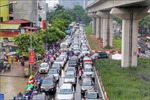 Chật vật &#39;tắc đường&#39; mùa mưa ở Hà Nội
