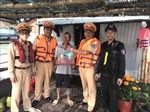 Công an tỉnh Đồng Nai tặng quà Tết cho người dân làng bè Long Bình Tân