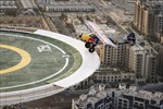 Phi công người Ba Lan làm nên lịch sử với cú hạ cánh trên nóc tòa nhà cao hơn 200 mét 