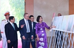 Thủ tướng Phạm Minh Chính và Thủ tướng Australia  tham quan trưng bày ảnh của TTXVN