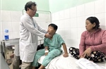 Gắp viên thuốc còn trong vỉ ra khỏi thực quản bé trai 10 tuổi