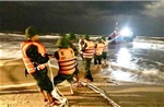 Cứu hộ thành công tàu cá mắc cạn trên cồn đá