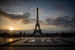 Tháp Eiffel đóng cửa ngày thứ 5 liên tiếp do đình công kéo dài