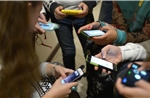 Thành phố Los Angeles cân nhắc cấm điện thoại thông minh trong trường học