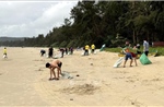 Chung tay làm sạch bãi biển trên đảo Cô Tô