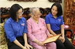 Cụ bà 80 tuổi dành tiền tiết kiệm đóng góp cho quê hương