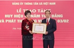 Đảng ủy TTXVN tổ chức Lễ trao tặng Huy hiệu 40 năm tuổi Đảng và phát Thẻ đảng viên