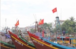 Cờ Tổ quốc tung bay trên sóng biển