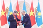 Trao tặng Huân chương Hữu nghị hạng Nhất của Kazakhstan cho Tổng Bí thư Tô Lâm