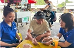 Đi từng ngõ, gõ từng nhà &#39;phủ sóng&#39; VNeID trong 90 ngày cao điểm
