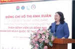 Phó Chủ tịch nước Võ Thị Ánh Xuân thăm, tặng quà bệnh nhi tại Bệnh viện Phổi Trung ương