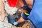 Giải cứu cháu bé mắc kẹt chân trong ống thoát nước
