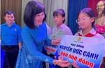 Trao hàng trăm suất học bổng cho học sinh, sinh viên vượt khó học giỏi