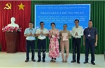 Chính quyền địa phương 2 cấp: Bàn giao &#39;sổ đỏ&#39; cho người dân nhiều năm chờ đợi