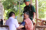 Nỗ lực chăm sóc sức khỏe cho đồng bào vùng lũ ở Nghệ An
