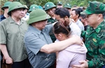 Thủ tướng thăm hỏi, động viên nhân dân thiệt hại do mưa lũ tại tỉnh Điện Biên