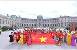  &#39;Việt phục bộ hành&#39; - hình ảnh Việt Nam đoàn kết, thân thiện giữa lòng châu Âu