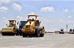 Cao tốc Châu Đốc - Cần Thơ - Sóc Trăng thi công lớp cấp phối đá dăm đầu tiên