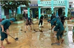 Đà Nẵng: Giúp dân vệ sinh môi trường khắc phục sau mưa lũ