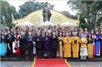 Chủ tịch nước cùng đại biểu kiều bào dâng hương tại Tượng đài Lý Thái Tổ 