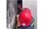 Giải cứu bé trai mắc kẹt trong khe hẹp giữa hai bức tường