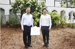 Tổng Bí thư, Chủ tịch nước Tô Lâm và Thủ tướng Lawrence Wong trồng cây tại Vườn Bách thảo Singapore