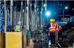 Metro 5 hạ thành công lồng thép 38,5 tấn, bảo đảm an toàn cho cầu vượt Vành đai 1