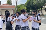 Tuyển sinh lớp 10 TP Hồ Chí Minh: Đề thi tiếng Anh dễ, một thí sinh giấu điện thoại trong váy