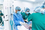 Cứu sống bé gái sơ sinh mang khối u quái khổng lồ gấp đôi cơ thể hiếm gặp