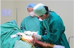 Tự ý tiêm thuốc đau lưng trôi nổi, bệnh nhân 61 tuổi phải phẫu thuật rạch tháo mủ khẩn cấp
