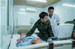 Vượt bão xuyên đêm đưa bệnh nhân từ đảo Thuyền Chài về đất liền điều trị