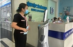 Người bệnh thích thú với robot &#39;tiếp tân&#39; ở TP Hồ Chí Minh