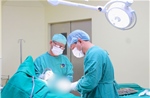 Va vào chổi quét nhà, người phụ nữ bị kẽm dài 18cm đâm xuyên ngực