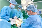  Nam thanh niên bay từ nước ngoài về Việt Nam cấp cứu vì cằm &#39;phát sáng&#39; sau tiêm filler