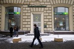 EU xem xét yêu cầu của Nga về kết nối lại một ngân hàng lớn với SWIFT