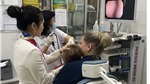 Bác sĩ chỉ ra những sai lầm khi lấy ráy tai cho trẻ