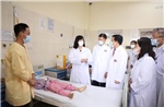 Bộ trưởng Bộ Y tế thăm, tặng quà bệnh nhi ung thư nhân dịp 1/6