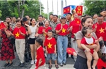 Người dân Thủ đô giao lưu cùng chiến sĩ diễu binh tại Quảng trường Ba Đình